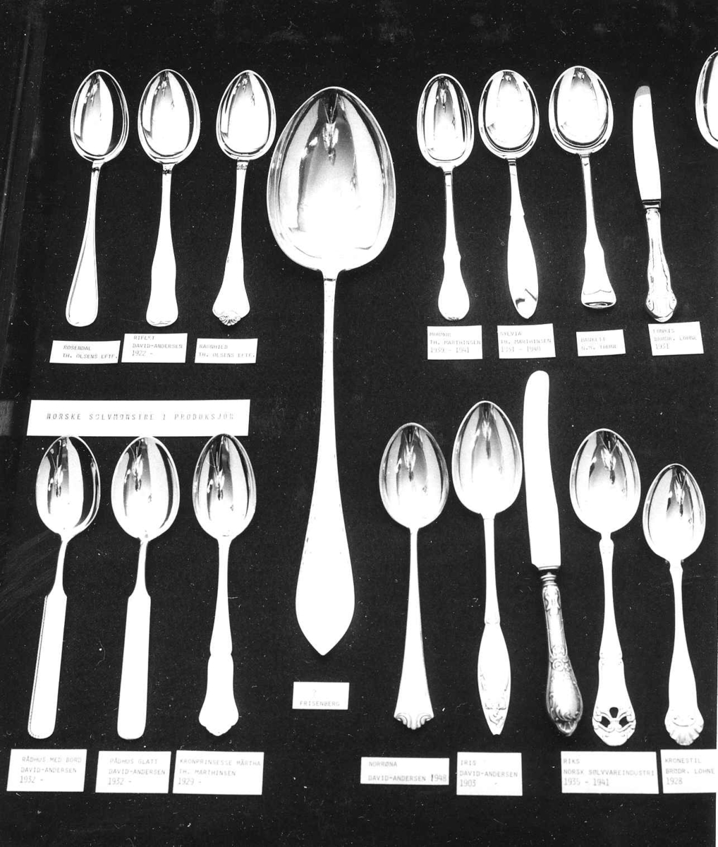 Spisebestikk i sølv fra 1900-tallet. Norske sølvmønstre. Utstilt på Oslo Gullsmedlaugs 375-års jubileumsutstilling på OK. 1978.
