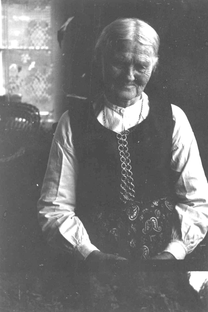 Portrett av Fru Karen Kvinlog, Kvinlaug, Fjotland, Kvinesdal, Vest-Agder.