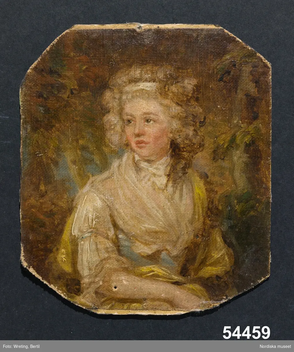 Porträtt, midjebild, ung kvinna med lockigt hår uppsatt med ett vitt hårband.
