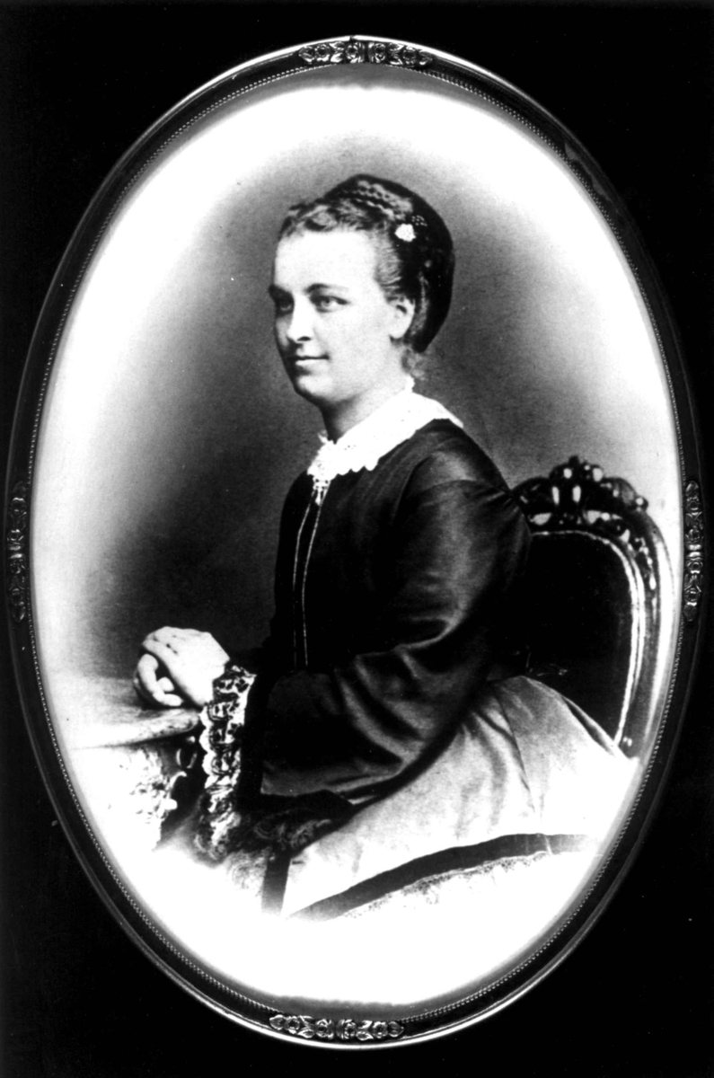 Portrett, Marie Sophie Døsen, født Rumohr. gift med Hans Rue Døsen, Døsen gård, Luster, Sogn og Fjordane, fotografert ca. 1870.