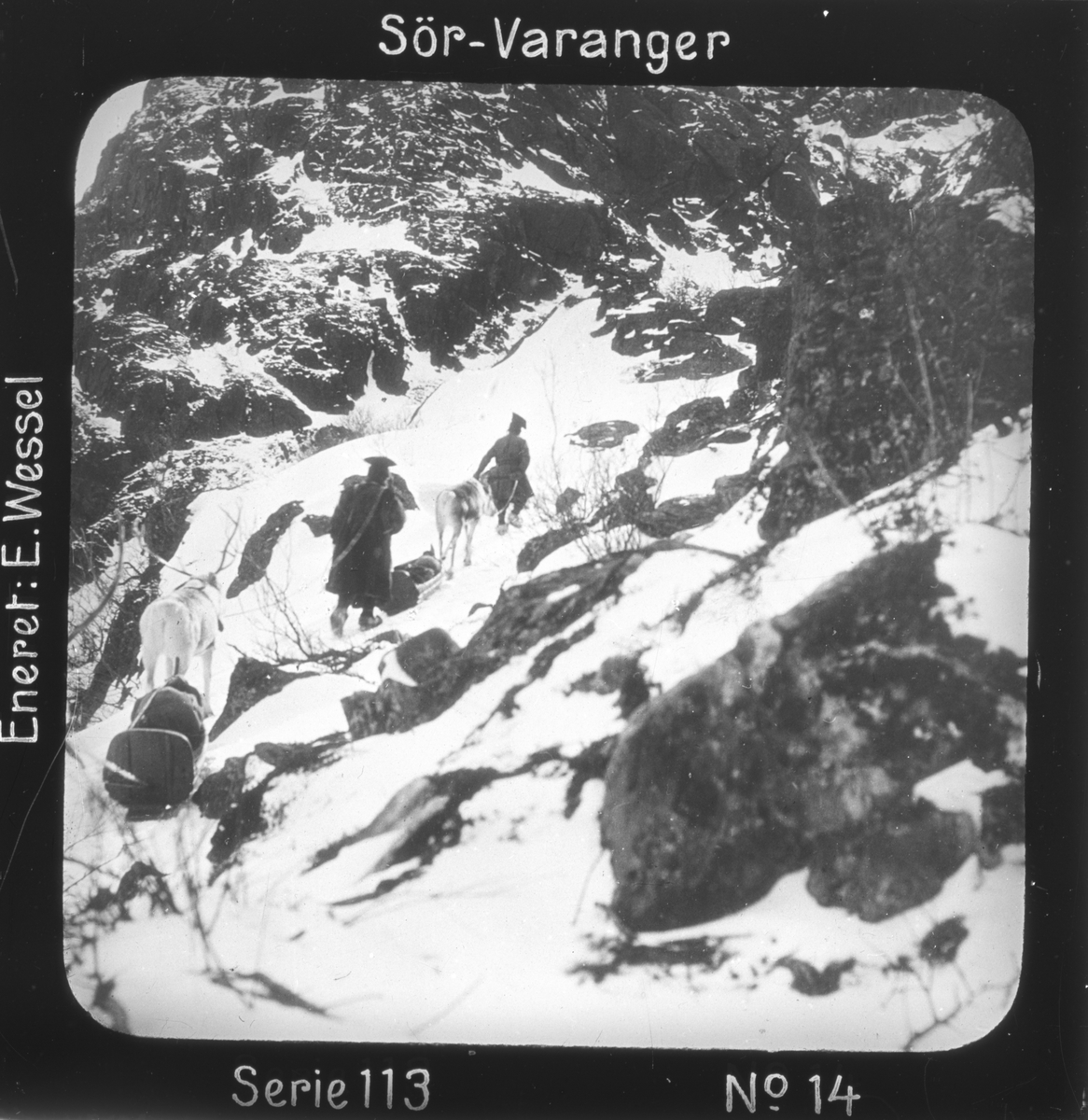 Doktorskyss passerer "Jakobselvskaret", ved Jakobselva, Sør-Varanger, Finnmark.
Motivet har nr.14 i lysbildeforedraget kalt  "I lappernes land - Sør-Varanger", utgitt i Nerliens Lysbilledserier, serie nr 113. 