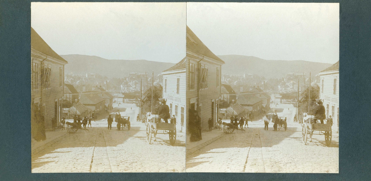 Stereoskopi. Bygate i Bergen, Hordaland, juni 1906. Byliv med folk og hestekjøretøyer.