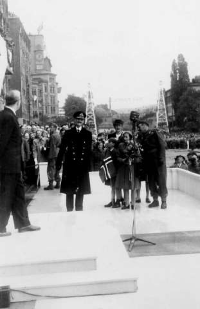 Fra Oslo under fredssdagene i 1945.
7.juni Kongen kommer tilbake.
Kongefamilien på tribunen foran Rådhuset