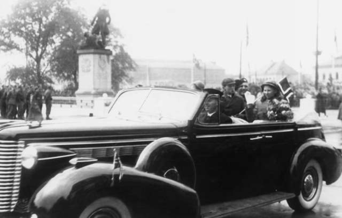 Fra Oslo 7. juni 1945.
Kongen kommer tilbake.Her kommer bilen, A2, med Kronprins Olav, prinsen og prinsessene.