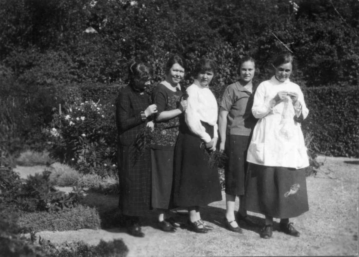 Noen av de kvinnelige ansatte er samlet i prestegårdshagen i 1929. 