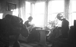 Interiør fra hjemmet på Bygdøy 1939.  Dordi Arentz og en ann
