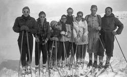 Barn og voksnen står klar for en skitur, Kåre Willoch til hø