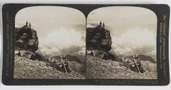 Stereoskopi. Menn i fjellene nordvest for Summit, Fuji i ret
