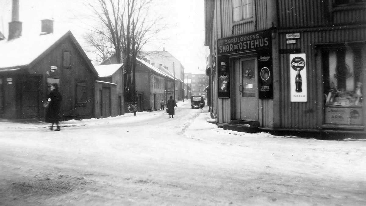 Bebyggelse og gatemiljø fra Sørligata, Tøyen, Oslo, antakelig på 1950-tallet.