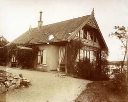 Trebygning ved sjøen, bolig, ukjent sted.