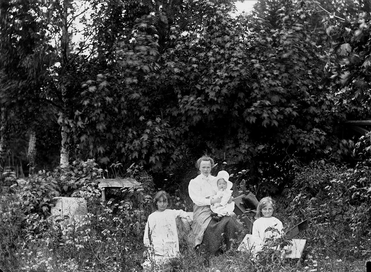 Familiemedlemmer på Holoa seter, Hadeland, Jevnaker, Oppland, 1903. Margrethe Q. Wiborg med tre av barna. 