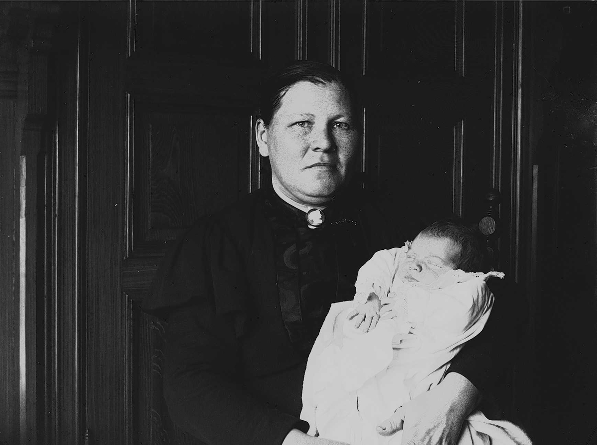 Kvinne med lite barn, jordmor Madame Thorstensen med lillebror Axel Q. Wiborg 1899.