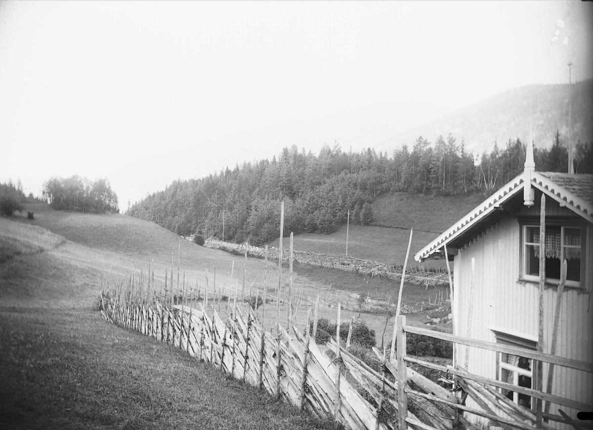 Hvåle, Nore, Numedal, Nore og Uvdal, Buskerud, 1906. Hvitt hus med skigard.
