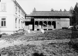 Gårdsplassen, Nedre Digerud, Frogn, Akershus, 1902. Margreth