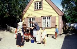 Tilstelning på Norsk Folkemuseum ved forstadshus fra Kanten 
