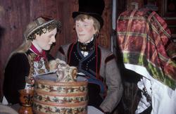 Fra draktutstillingen " Folk og klede-skikk og bruk"
Her er