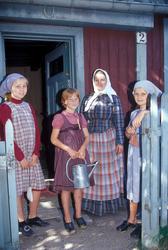 Levendegjøring på museum.Ferieskolen 2003.
Tre jenter og d