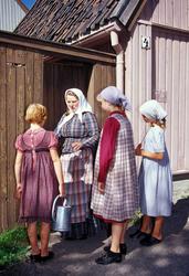 Levendegjøring på museum.Ferieskolen 2003.
Tre jenter og d