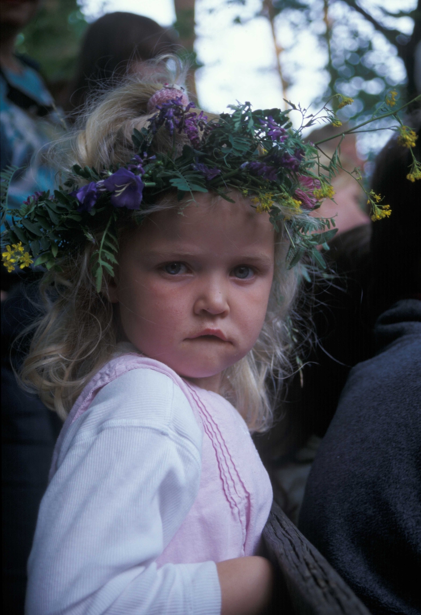 St. Hansaften og jonsokbryllup på Norsk Folkemuseum 2004.En liten pike med blomsterkrans i håret.

