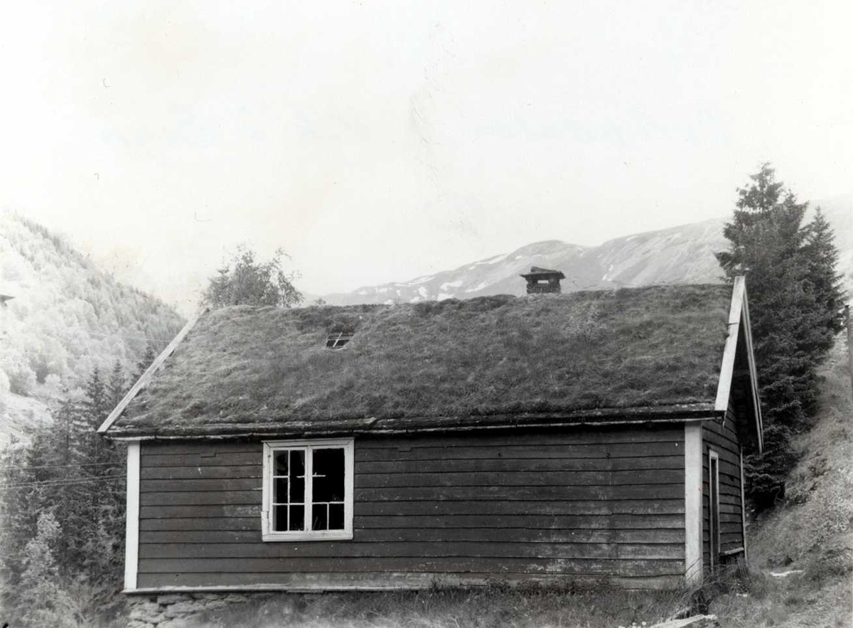 Ovrisdalen, Sogn og Fjordane, bygget 1862. Lite skolehus med torv på taket. Registrering utført 1958-59 av Johan Schiong for Noregs Lærarlag. 