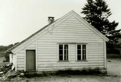 Natås, Lindås, Hordaland. Lite hvitt skolehus, kortveggen se