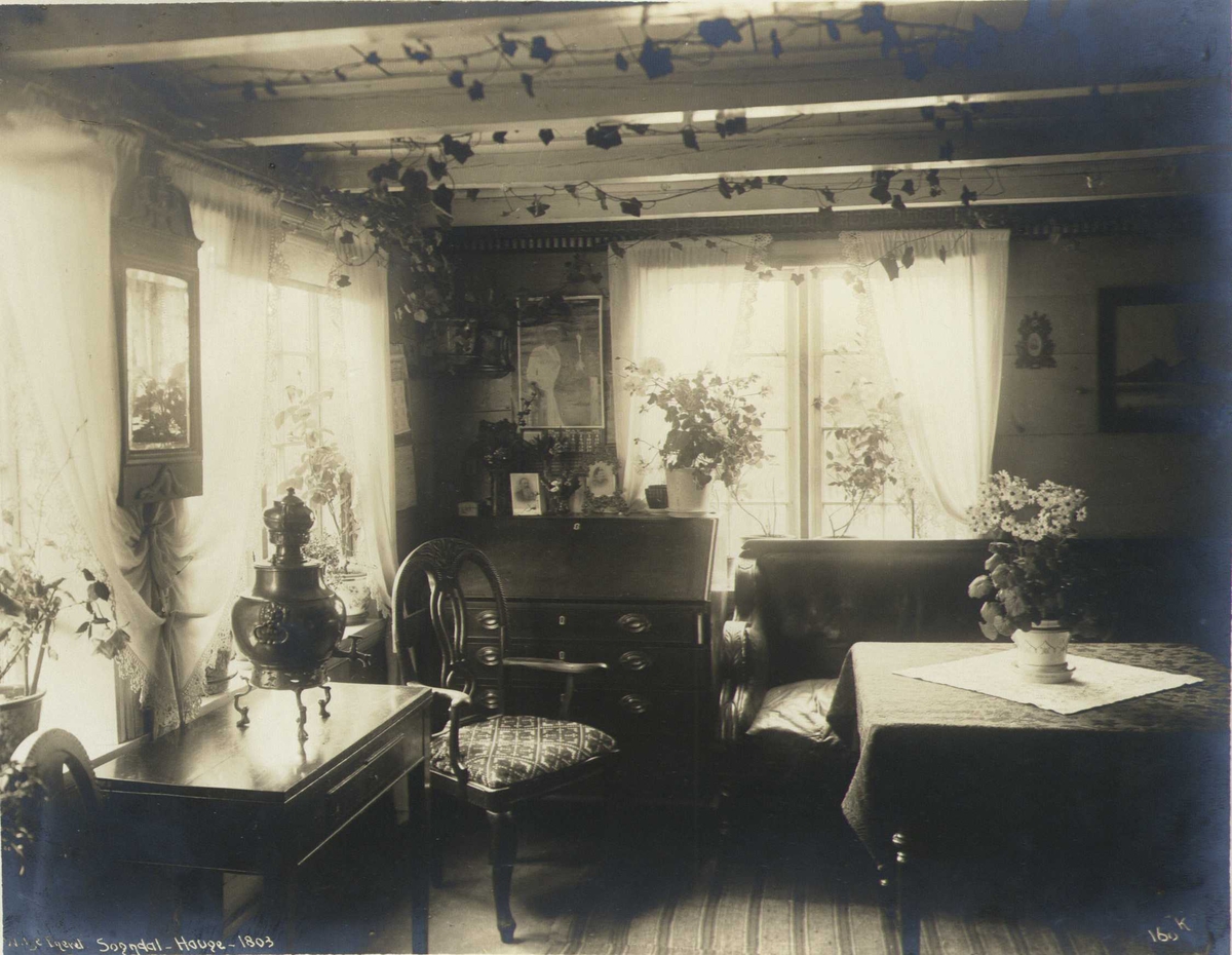 Stueinteriør, Sogndal Gamle Lensmannsgård, Hauge, Sokndal, Rogaland.  Fotografert 1912.