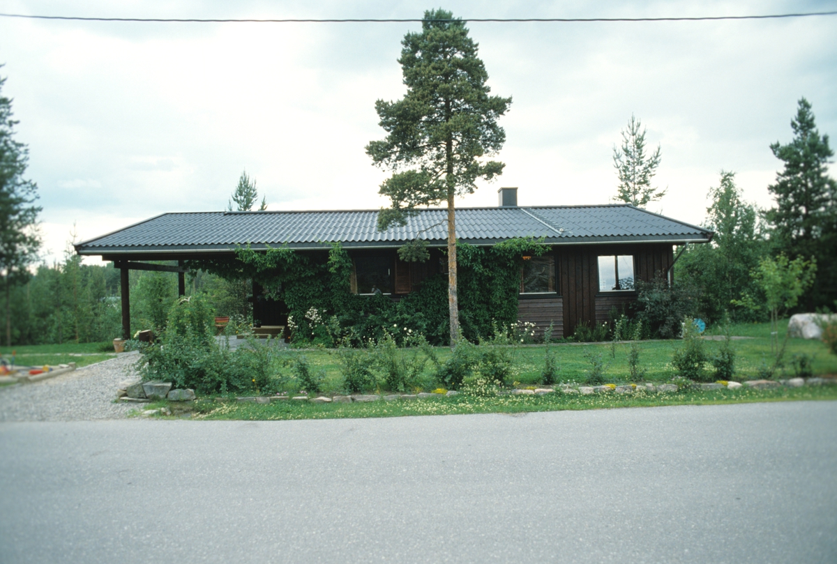 Granpanelt typehus, satt sammen av et Flexihus og en Trybohytte, Elverum, Hedmark. Fotografert for Bonytt 1983.