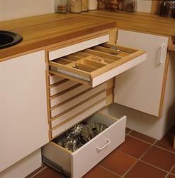 Praktisk skuffeseksjon på kjøkken i nybygget rekkehus. Illus