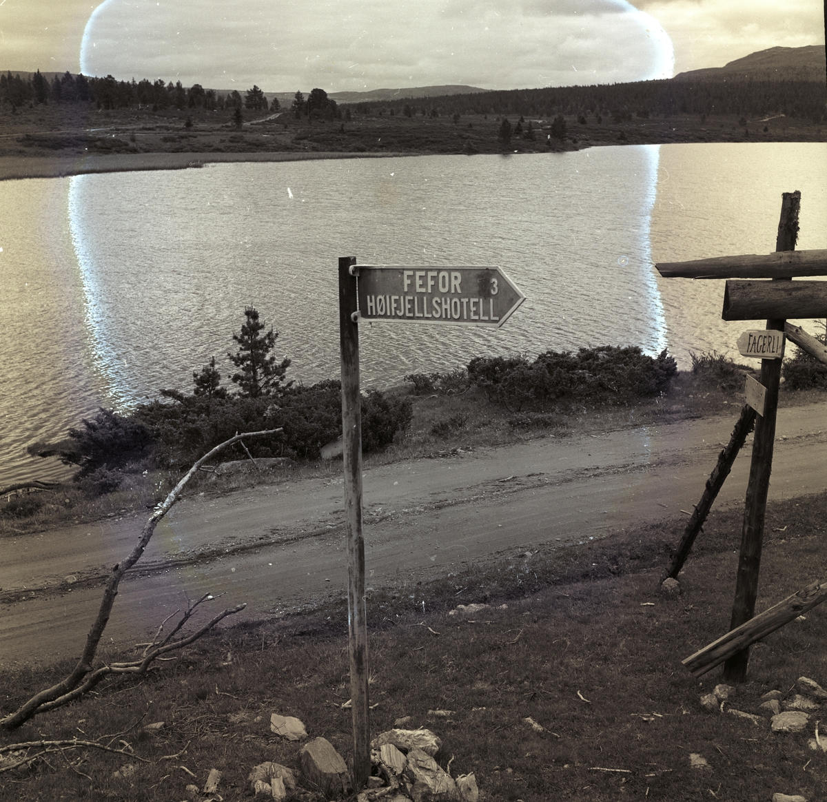 Fra Peer Gyntveien ved Feforvatnet i Oppland. Skilt viser vei til Fefor Høifjellshotell.  Fotografert juli 1956.