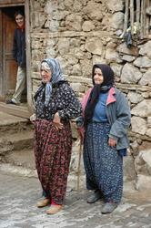 To kvinner i landsbyen Samlar i Tyrkia. De er kledd i typisk