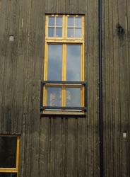 Høyt fransk vindu med jugendpreg, på hus bygget i 1985 i Aus