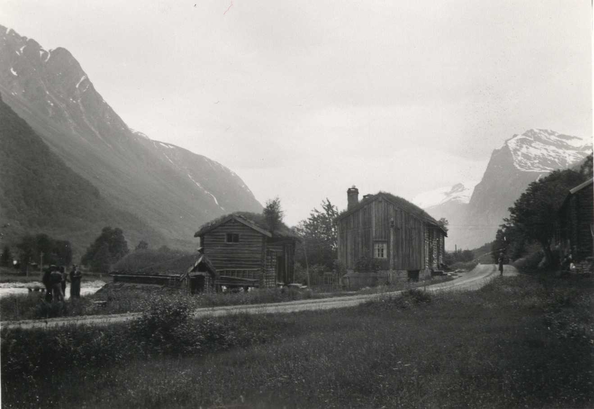Landskap med gårdstun, Lille Fale, Sunndal, Møre og Romsdal.