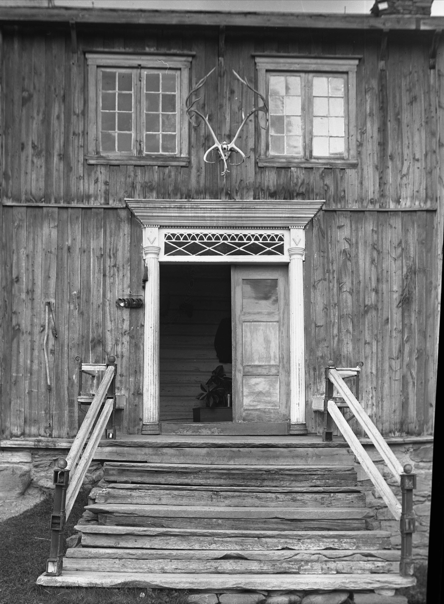 Inngangsparti på hovedbygning, Sæter ved Oppdal kirke, Oppdal, Sør-Trøndelag. Fra album. Fotografert 1940.
