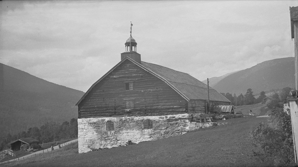 Driftsbygning med klokketårn, Gravaune, Lønset, Oppdal, Sør-Trøndelag. Fotografert 1936. Fra album. 