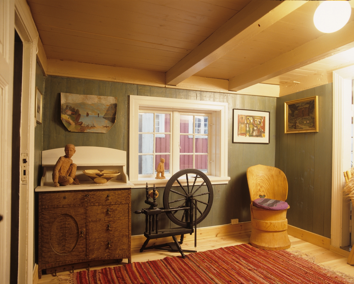 Interiør med kubbestol og rokk. Illustrasjonsbilde fra Nye Bonytt 1989 ...