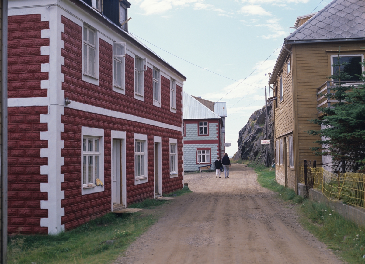 Vesterålen, Nyksund, gate med murbygg. Illustrasjonsbilde fra Nye Bonytt 1989.