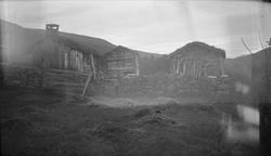 Gårdstun, Myra, Lønset, Oppdal, Sør-Trøndelag. Fotografert 1