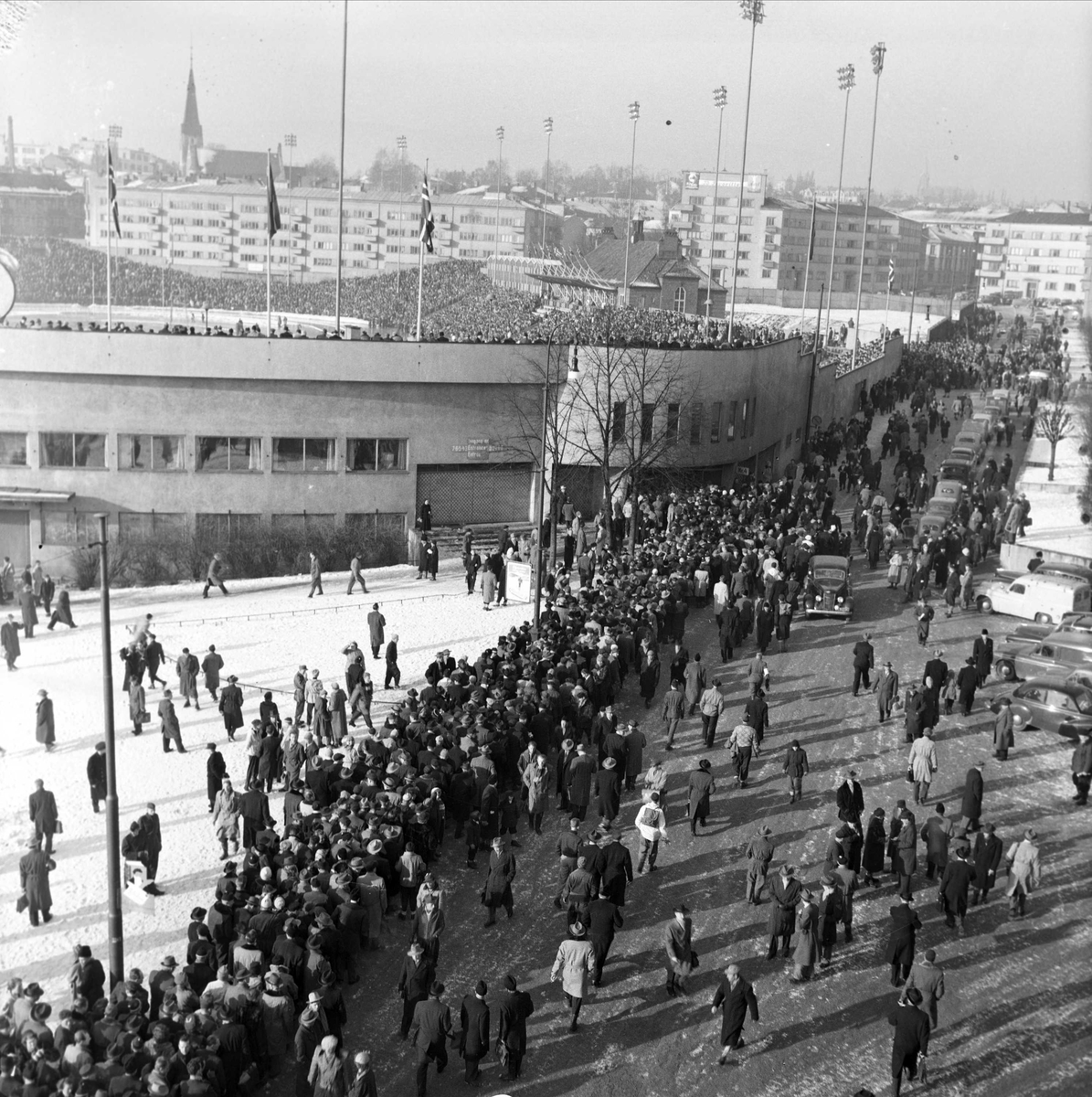 Folkemasser på vei inn til skøyteløp på Bislett stadion. 26.2.1955