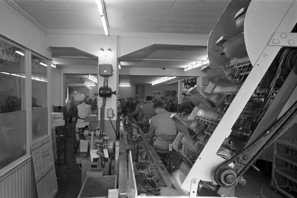 Serie. Produskjon av skotøy ved Sandefjord Skofabrikk. Fotografert okt. 1958.