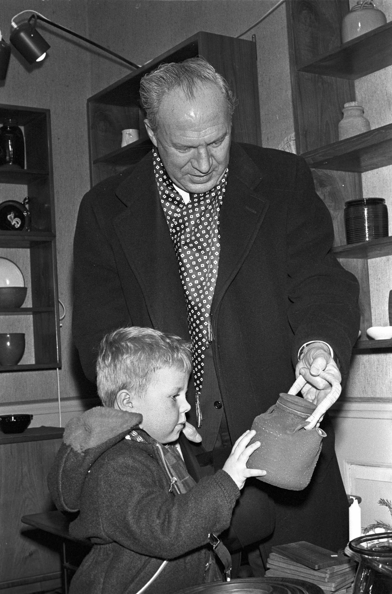 Fredrikstad, 11.01.1962, handelsråd ved Canadas ambassade, Morley B. Bursey m/ liten sønn, handler på Plus.