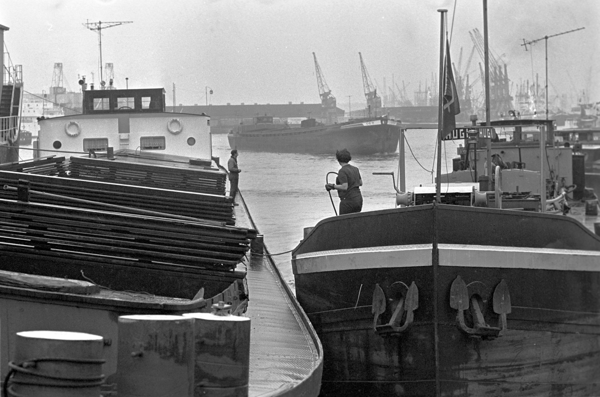Serie. Havnekneiper, havneområde, sluser og lektere, Antwerpen, Belgia
Fotografert 1965.

