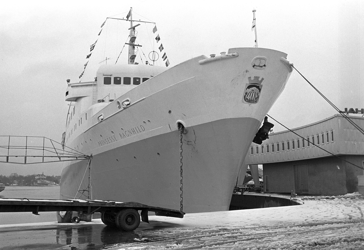 Serie. Fergen "Prinsesse Ragnhild" ligger til kai på Hjortneskaia. To menn hilser på hverandre, den en er ant. kapteinen om bord. Fotografert november 1966.