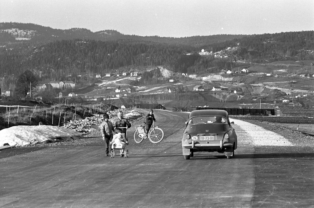 Serie. Drammensveien ved Lierskogen i Buskerud. Den nye motorveien. Fotografert august 1969.


