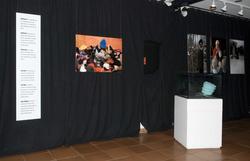 Serie bilder fra utstillingen "Hva har du på hodet". Laget a