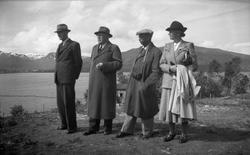 Dordi Arentz og tre menn, hvorav arkitekt C. Thune Larsen st