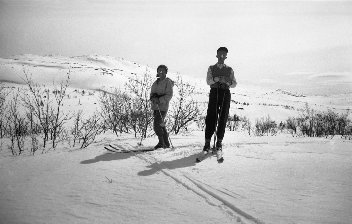 Bernt Jebsen og Kari Arentz på skitur nær Arentz-familiens feriested Ligardshaug i Eggedal. Fotografert påsken 1950.