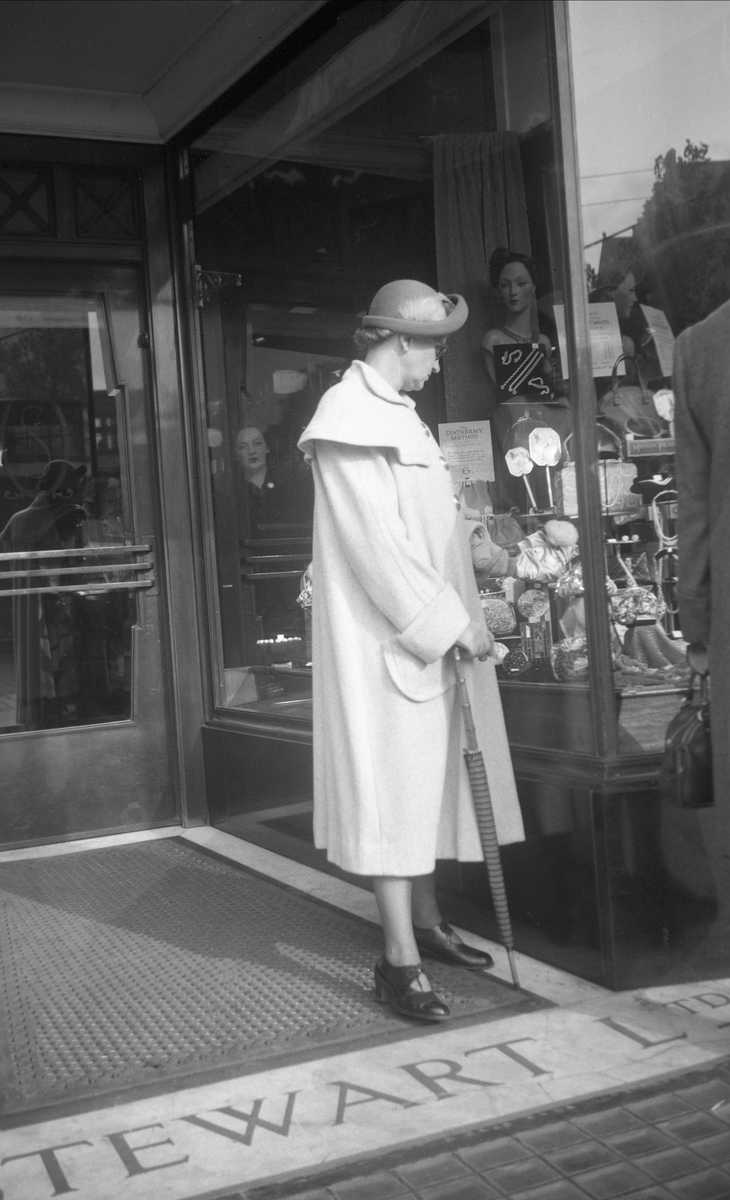 Dordi Arentz betrakter butikkvindu i London. Fotografert under rundreise i Storbritannia i september 1950.
