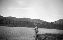 Fritjof Arentz fisker i Tyritjern(?) i Hallingdal. Fotografe