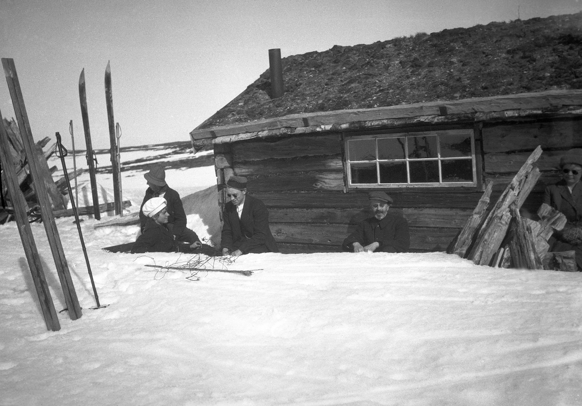Rast ved seterbu under skitur på fjellet ved Røros. Fotografert 1912-13.
