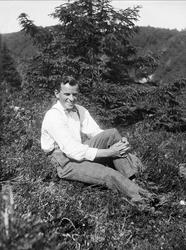 Frotjof Arentz fotografert ved Leirfossen i 1925.